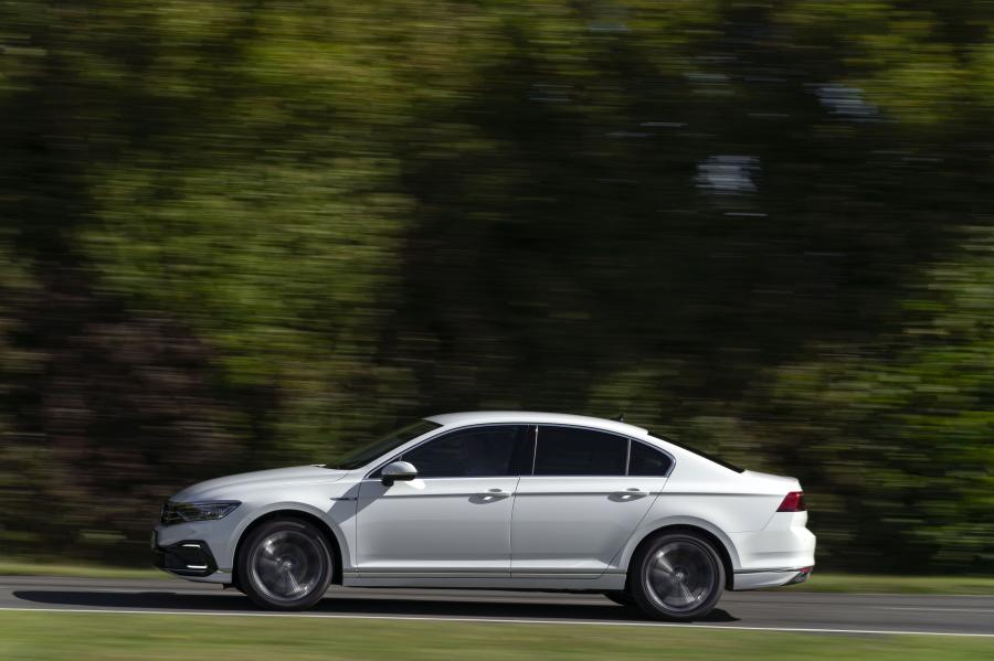  Volkswagen Passat GTE (B8) 2019 года  (UK) (фото 3 из 26)